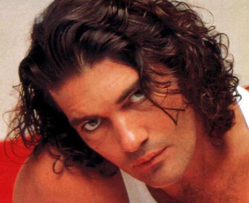 Antonio Banderas  looks sexy