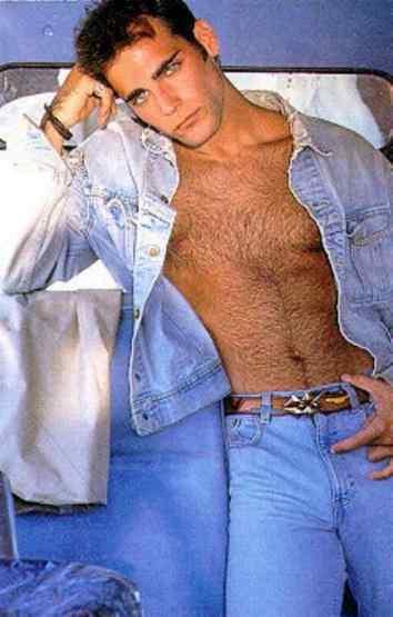 Brian Bloom looks sexy