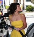 Jennifer Love Hewitt at the gas station
