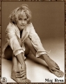 Meg Ryan barefooted in a man